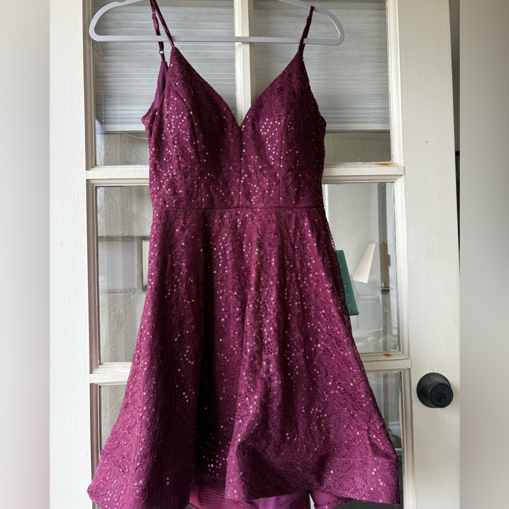 NWT Junior’s B. SMART Semi Formal Dress with Lace and Sequins, Sz. 5.